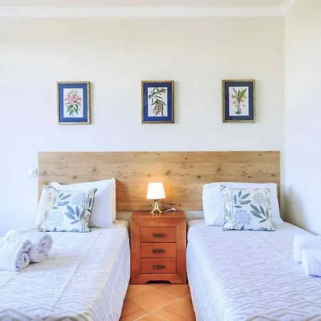 Vale Do Garrao Sleeps 4 With Pool Air Con And Wifi Apartamento *